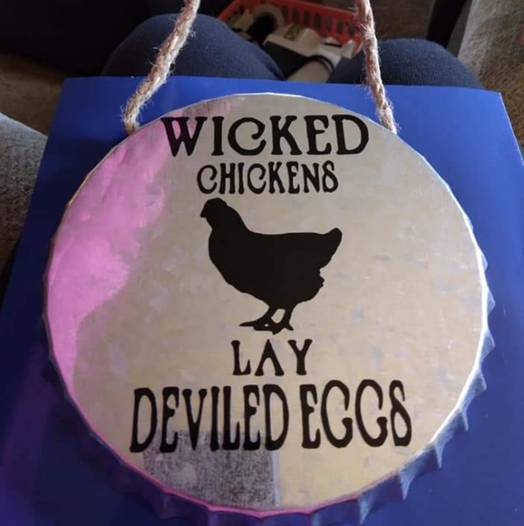 Chicken metal bottle cap wall decor